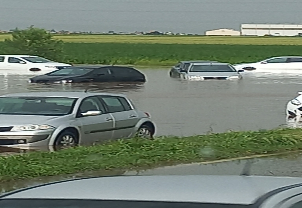 Inundaţii de jumătate de metru pe DN 72 Ploieşti – Târgovişte. Maşinile plutesc