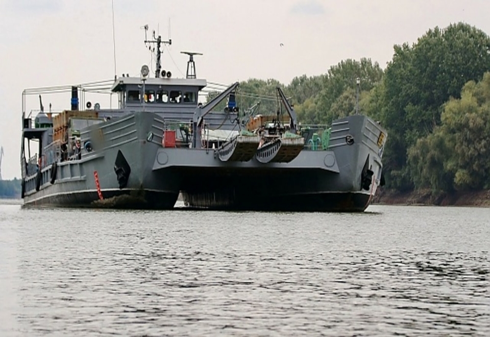 FOTO Un bac fluvial militar acționează de astăzi pe Dunăre