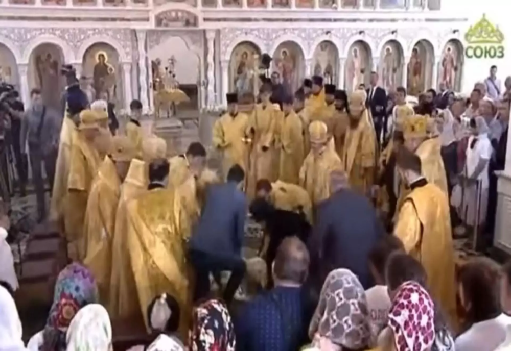 Patriarhul Kiril al Rusiei a căzut în biserică – Imagini cu momentul în care sfătuitorul lui Putin este adunat de pe jos de către preoți