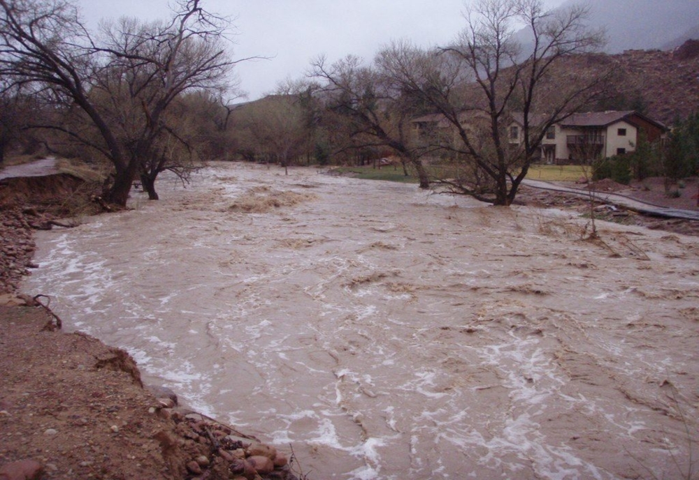 Pericol de inundaţii pe râuri, aproape în toată țara
