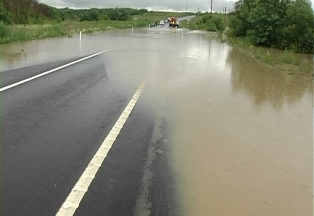 Stradă din Târgu Jiu inundată după o ploaie torențială