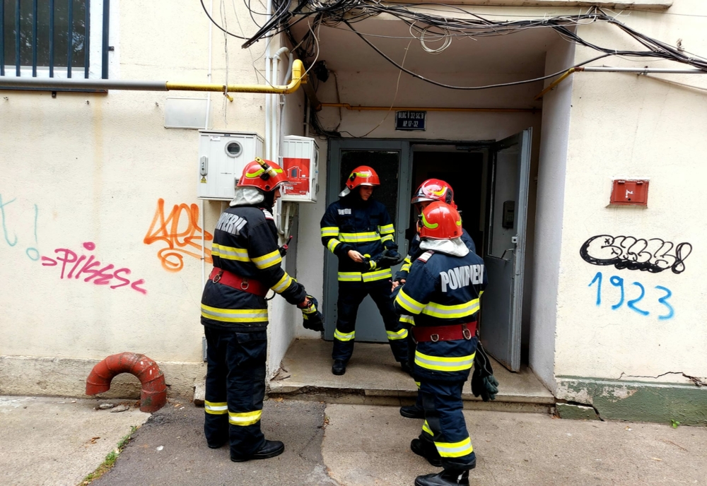 Locatarii unui bloc din centrul oraşului Giurgiu, evacuaţi, din cauza unui branşament de gaze avariat