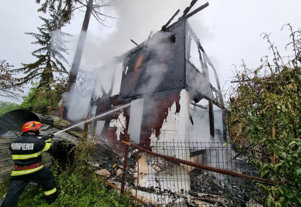 Incendiu de proporții la o casă din Prahova. Trei autospeciale de pompieri intervin la faţa locului