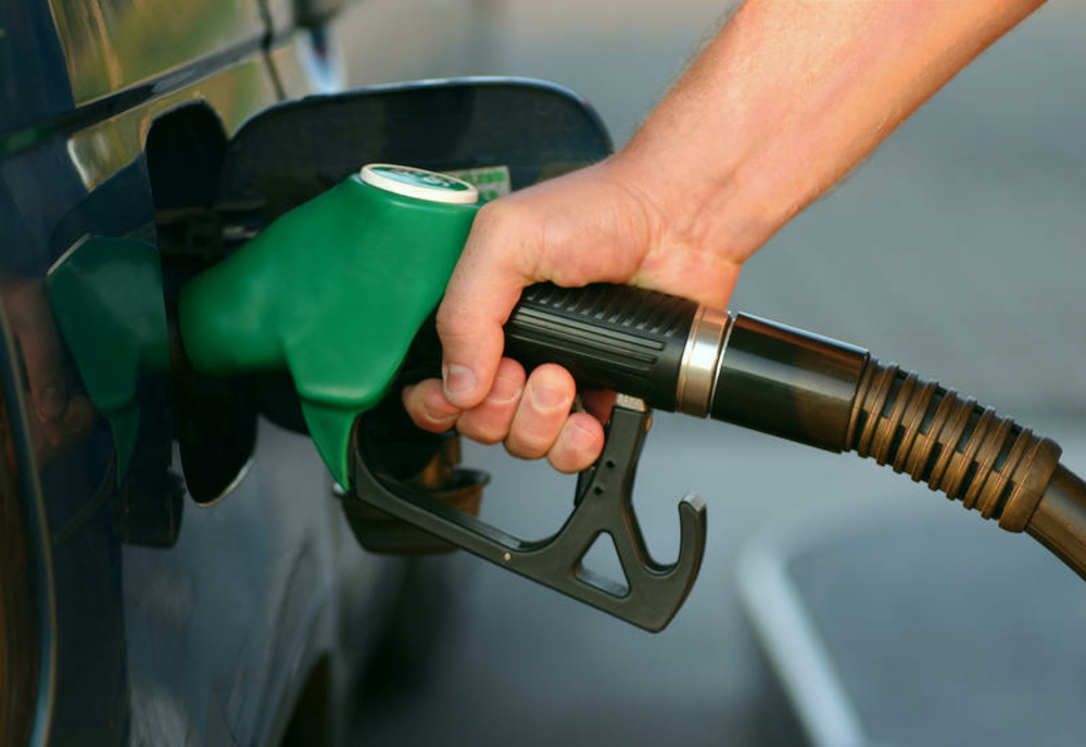 Guvernul va compensa cu numai 50 de bani pe litru prețul motorinei și benzinei. Anunțul premierului