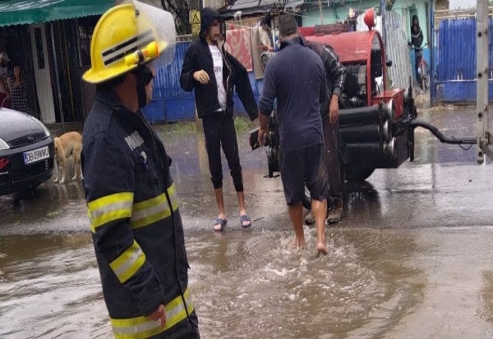 Gospodărie inundată în Dâmbovița. Pompierii au intervenit de urgență pentru evacuarea apei
