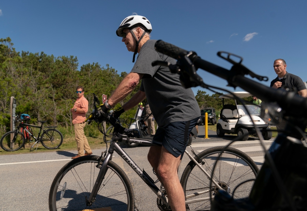 Joe Biden a căzut de pe  bicicleta. Cum se simte președintele SUA – VIDEO