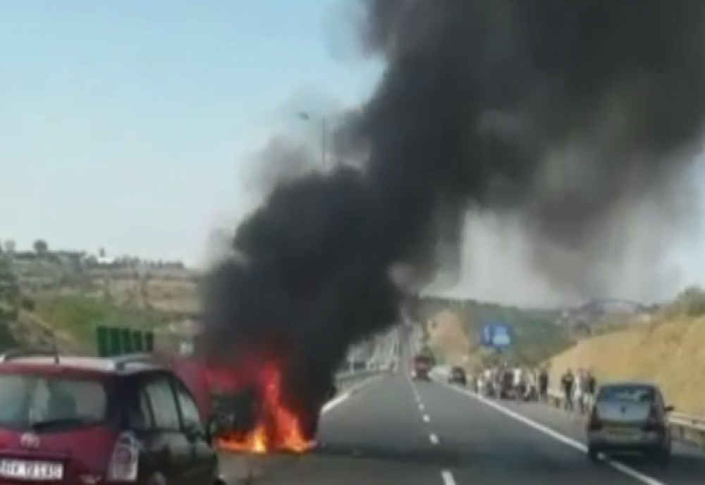 Giurgiu. Maşină în flăcări pe Autostrada A1 Bucureşti- Piteşti