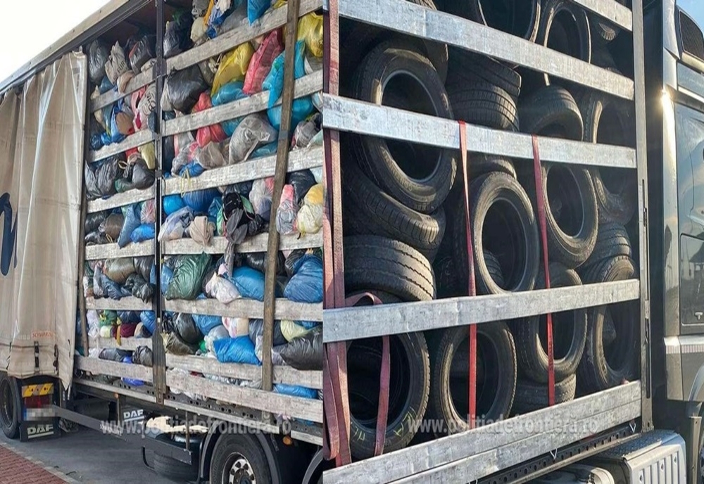 Peste 33 de tone de cauciucuri uzate și haine second hand, oprite la intrarea în țară, în Vama Borș II