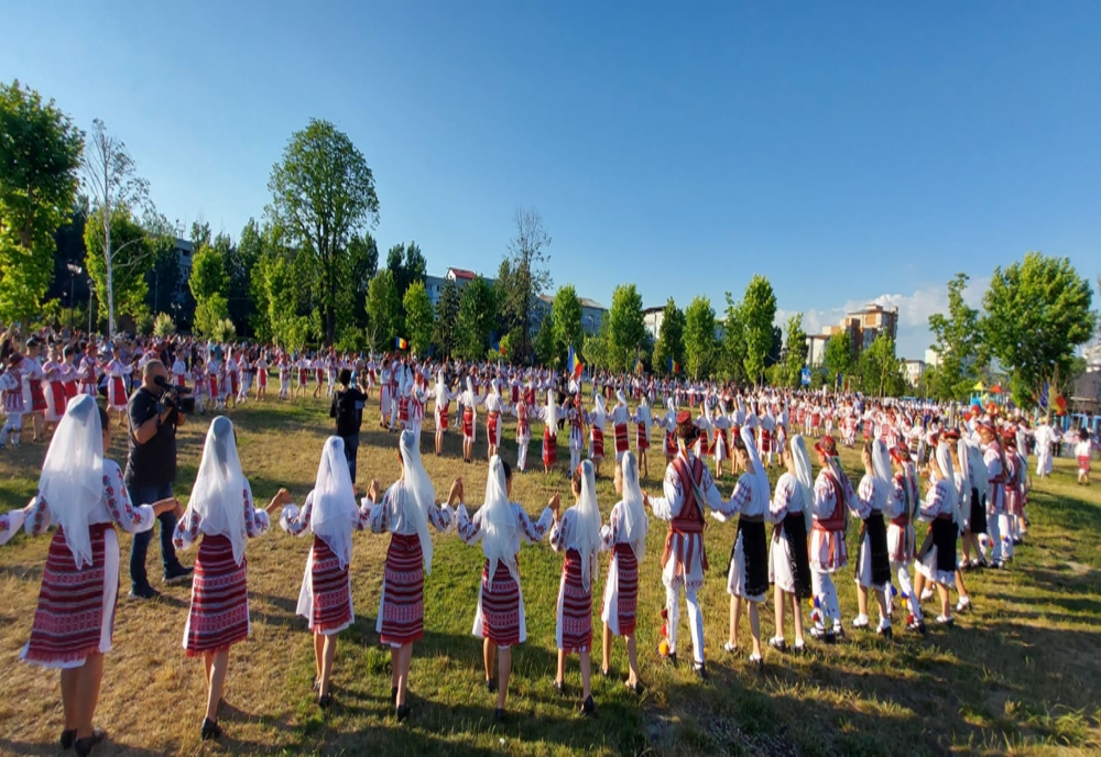 Horă cu peste 1.000 de copii, la debutul Festivalului „Căluşul Românesc” de la Slatina