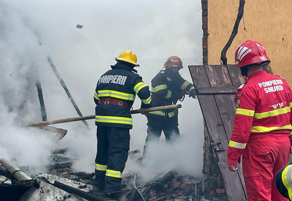 Incendiu de proporții într-o localitate din județul Hunedoara