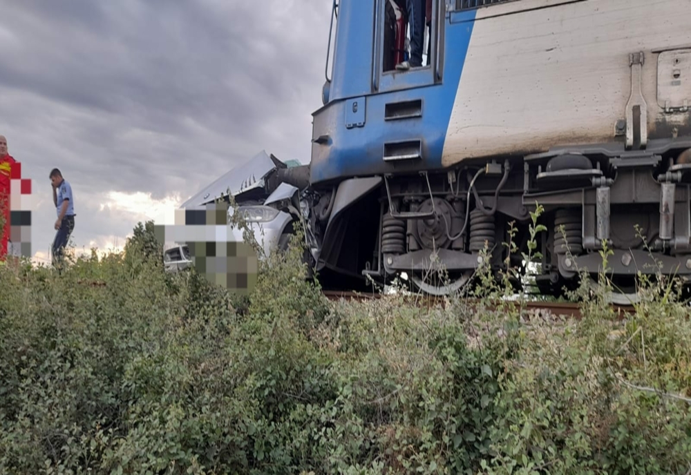 Accident feroviar în Ialomița. Mașină spulberată de tren