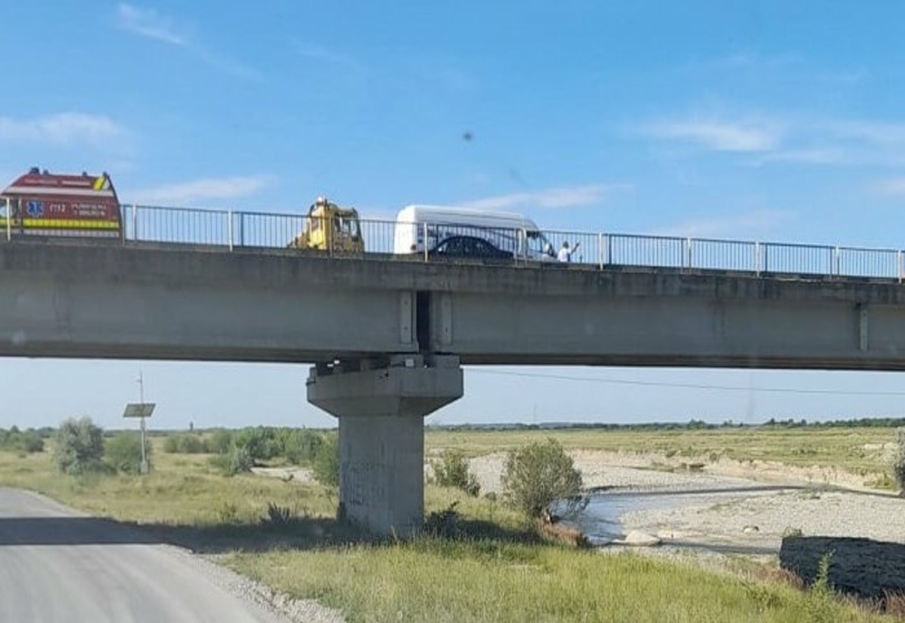 Accident pe DN72 Ploiești-Târgoviște. Circulație dirijată pe podul de la Brătășanca