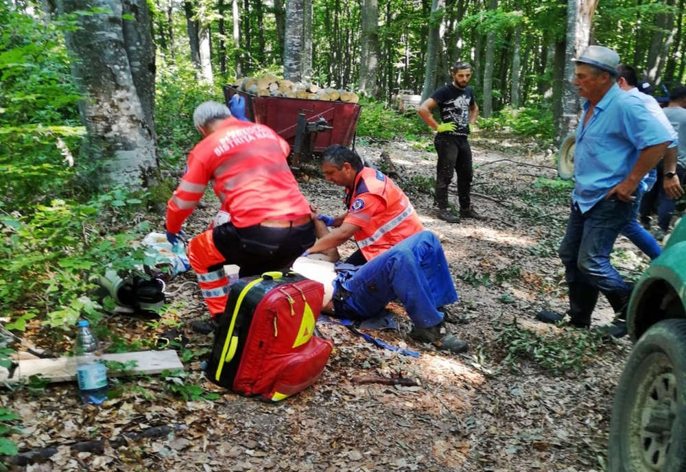 Tractor răsturnat într-o pădure din Dumbrăveni! Un bărbat a ajuns la spital