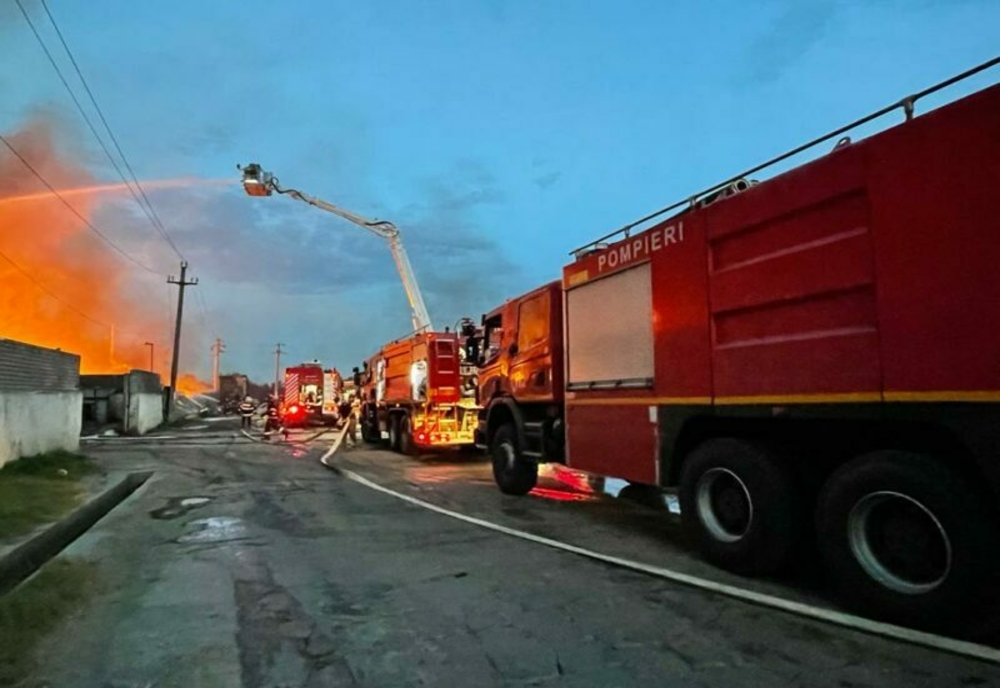 Incendiu violent la un depozit de solvenţi din Piteşti. Pompieri din Giurgiu, Dâmboviţa şi Olt au venit în sprijinul celor din Argeş