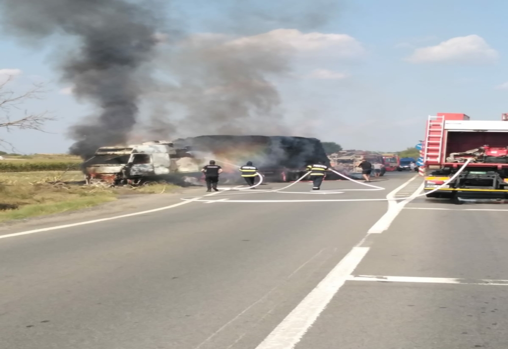 Un TIR încărcat cu baloţi a luat foc pe un drum din Dolj. Trafic rutier blocat