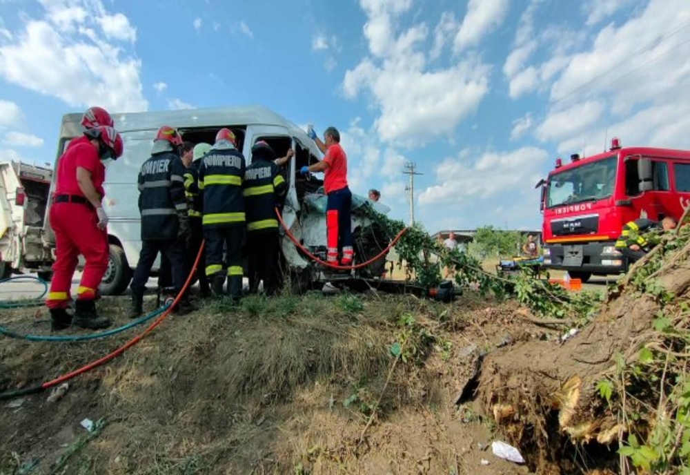 Accident pe Centura de Est a Ploieștiului. Trei răniți, inclusiv doi minori încarcerați, după ce o autoutilitară s-a izbit de copaci