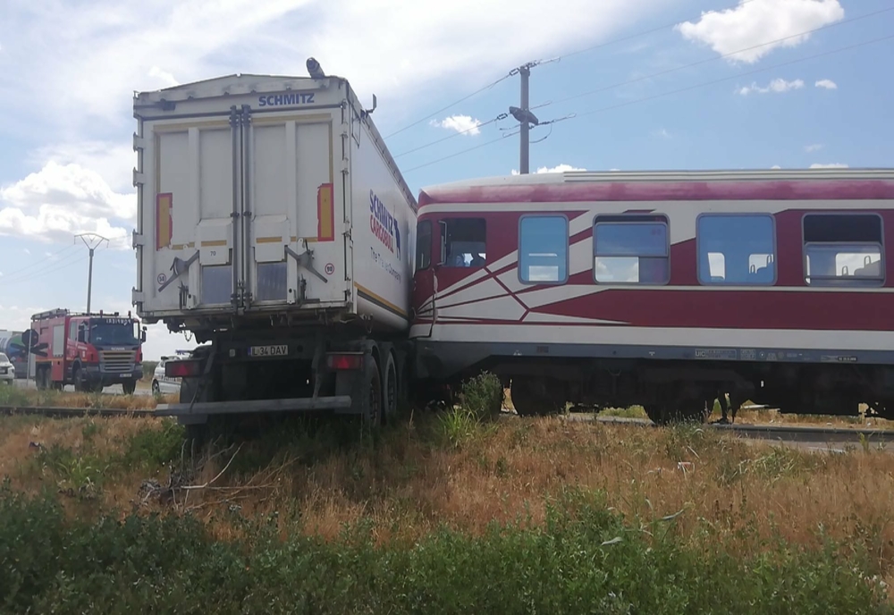 FOTO Accident feroviar în Călărași. TIR lovit de tren