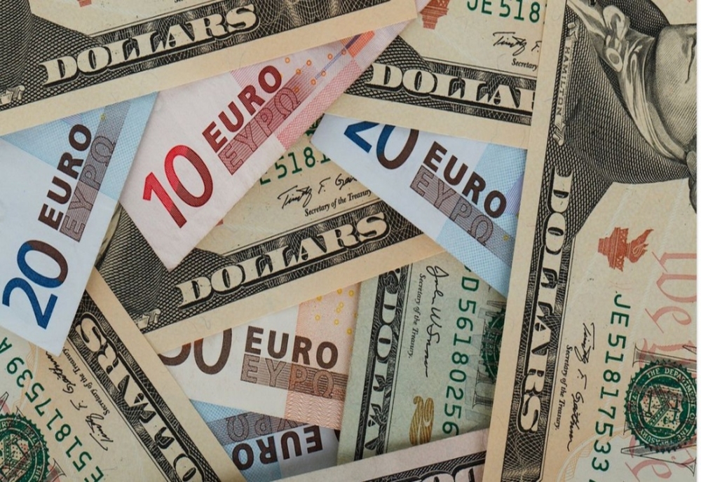 Euro se prăbușește și cade sub paritatea cu dolarul