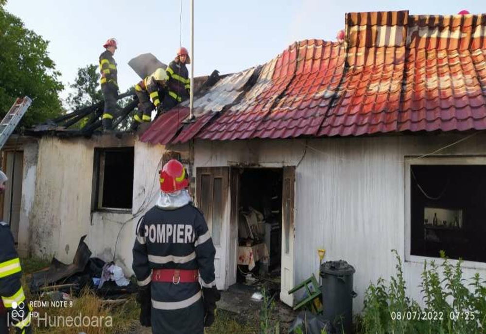 Hunedoara: O casă a fost distrusă într-un incendiu