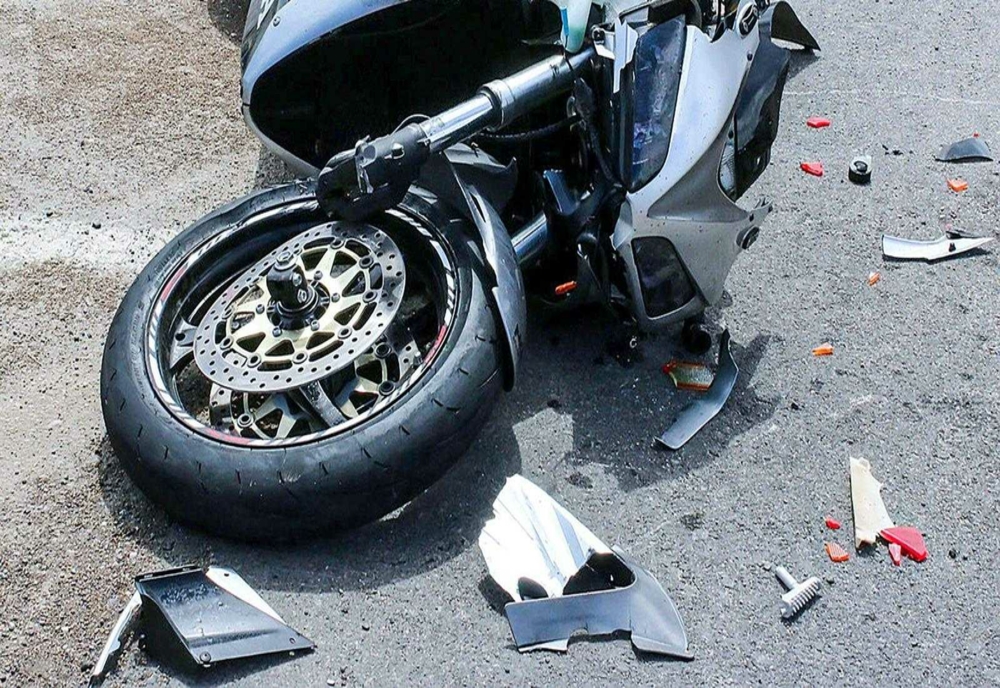 Un motociclist a murit  după ce a lovit un autobuz