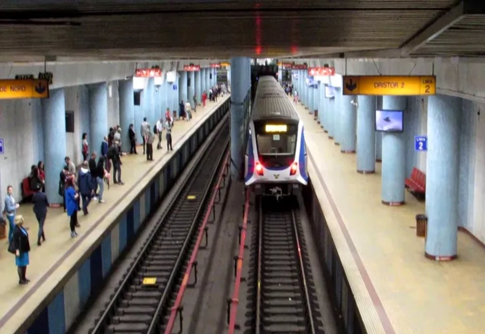 O femeie a căzut pe linia de metrou din Piața Victoriei și este în stare de inconștiență. Traficul este restricționat în totalitate între Berceni și Pipera