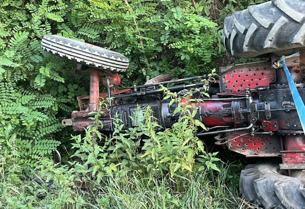 Tractor răsturnat în Urmeniș! Șoferul a murit