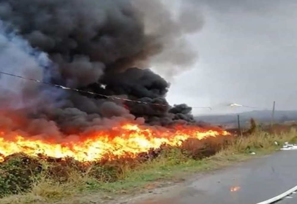 Dâmboviţa. Incendiu de cauciucuri şi vegetaţie uscată la Bălteni