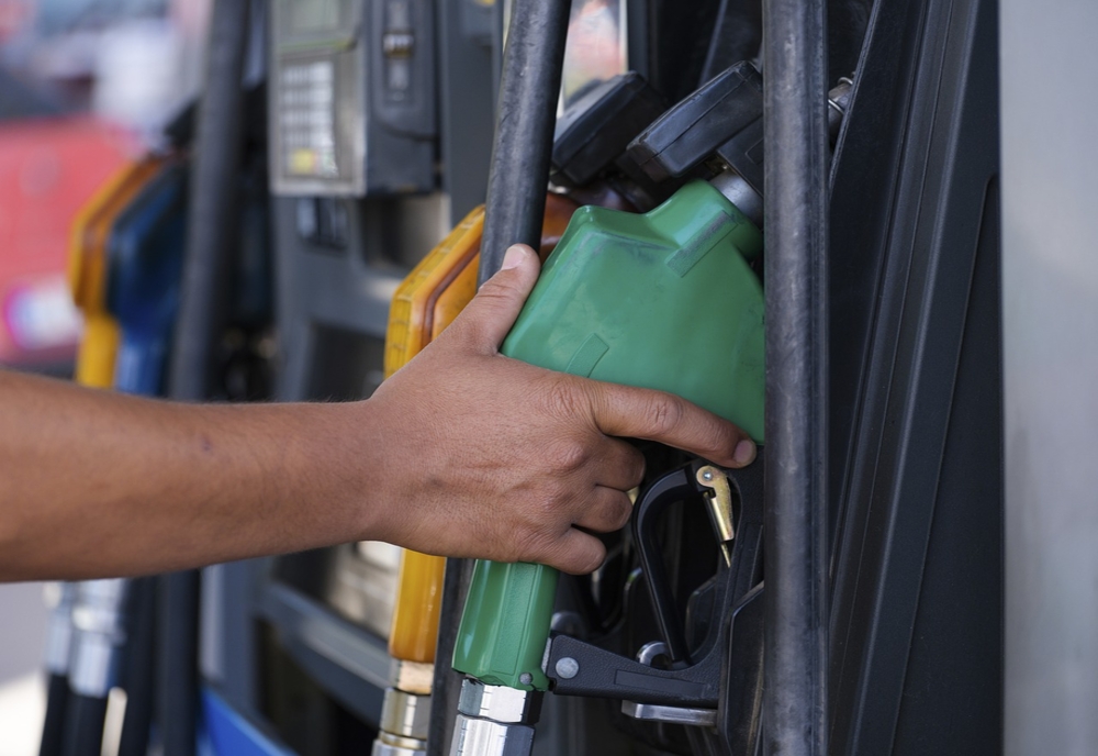 Ministrul Energiei: : Preţul barilului a scăzut, ar trebui să urmeze o scădere a preţului la benzină