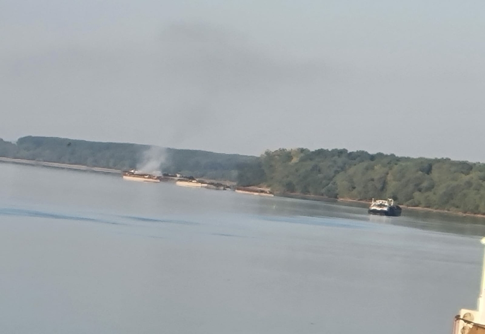 Ce spune ISU Giurgiu despre cele două barje încărcate cu cărbuni care ard mocnit pe Dunăre