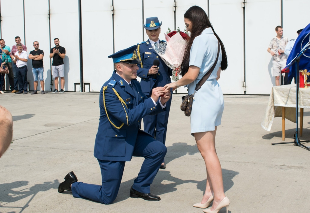 Cerere în căsătorie la ceremonia de absolvire de la Școala Militară de Maiștri Militari și Subofițeri a Forțelor Aeriene „Traian Vuia”