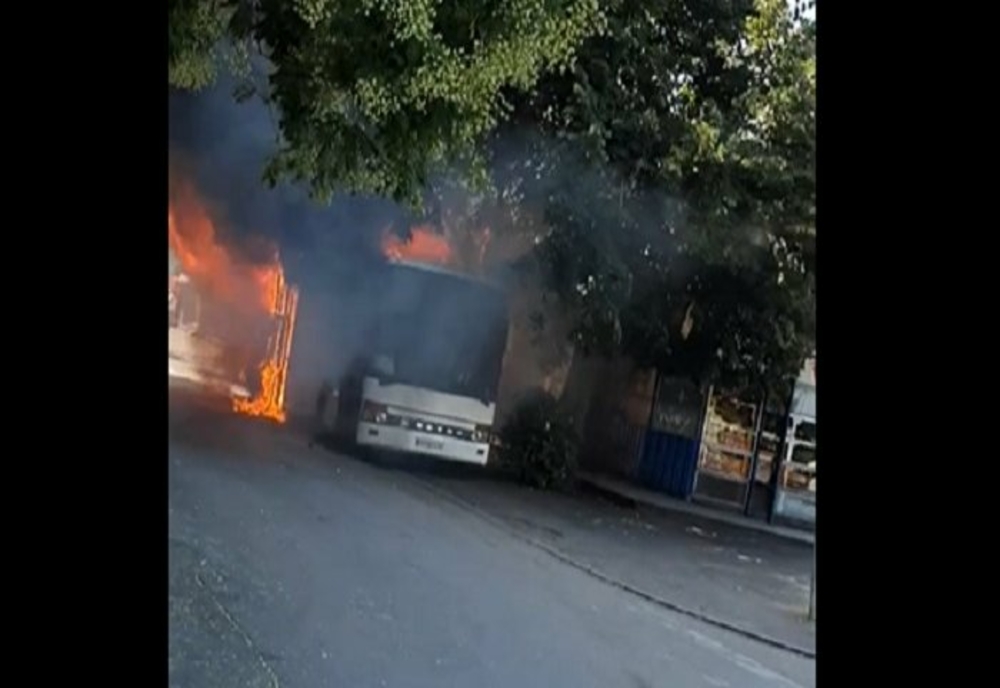 Autobuz în flăcări, în Ploiești, la stația Coreco Sud