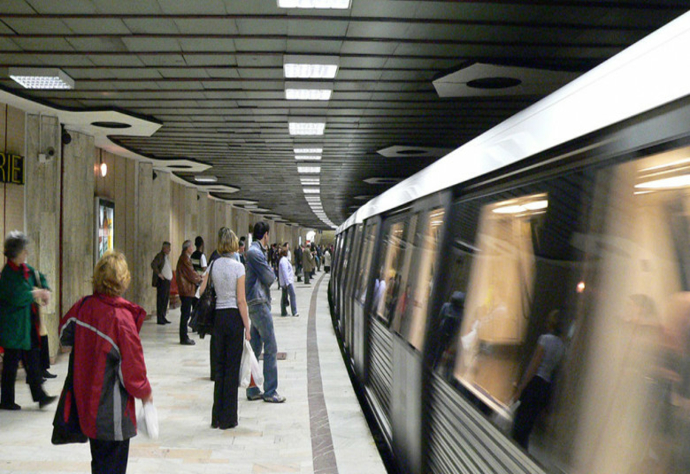 Femeia călcată de metrou la Piața Victoriei a murit