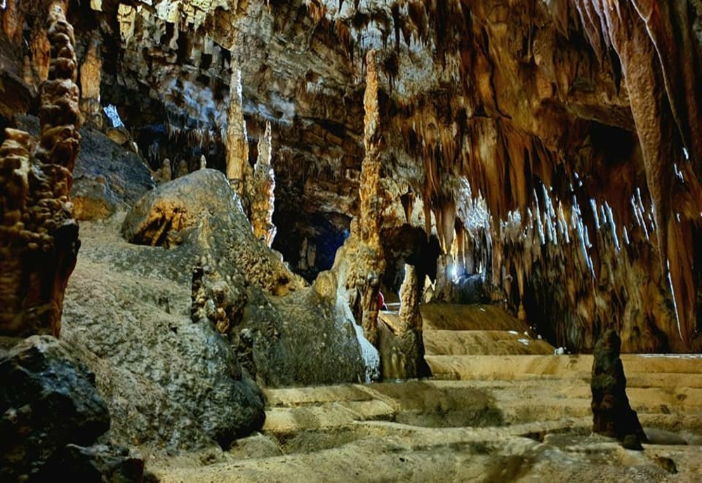 Destinație de excursie: Peștera Comarnic, minunea din inima Banatului