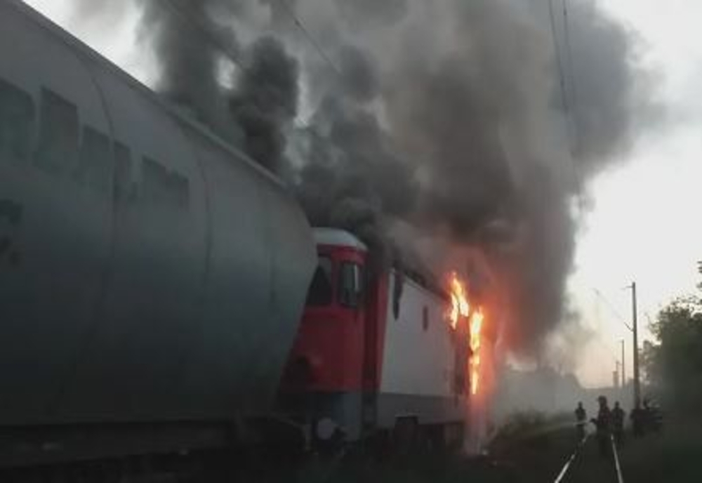 Un tren a luat foc – Mecanicul locomotivei a avut nevoie de îngrijiri medicale