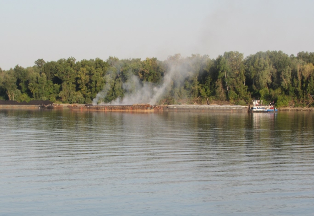 Două barje încărcate cu cărbune ard mocnit pe Dunăre, în apropierea Portului Giurgiu