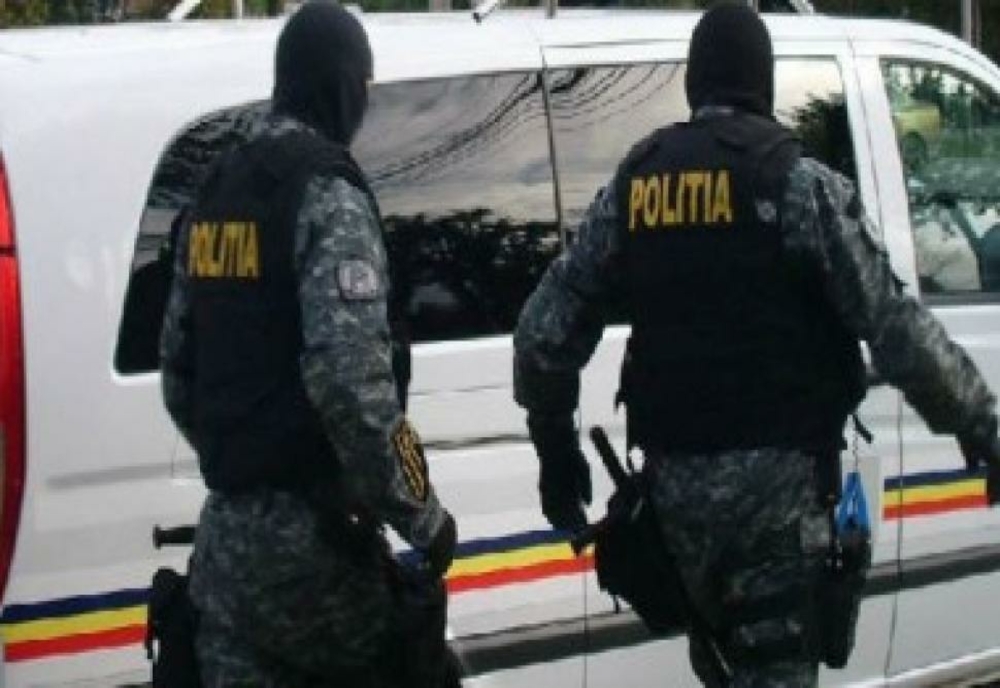 Prahova. Nouă bărbați reținuți, după ce au furat patru europaleți cu injectoare auto din Germania