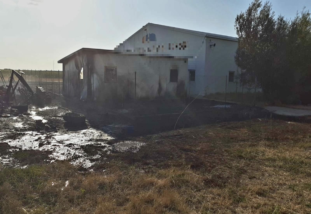 Incendiu de amploare la o clădire de birouri şi o magazie din Valea Dragului. Pompierii intervin cu mai multe autospeciale