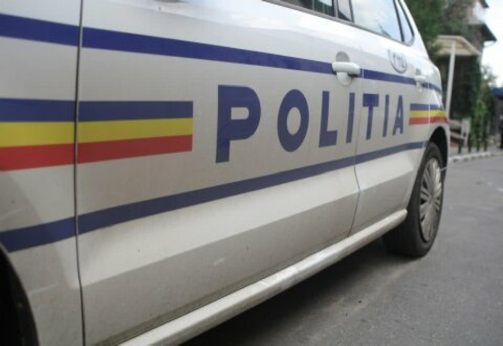 Un poliţist din Dolj a intrat cu maşina într-un pom