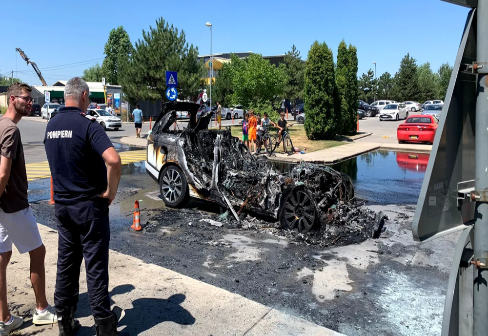 O mașină de lux a ars în totalitate într-un complex rezidențial din Ilfov