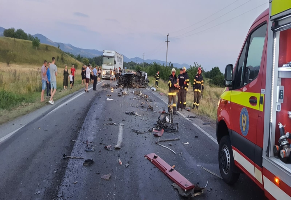 Grav accident rutier pe o șosea din Caraș-Severin. S-au ciocnit un TIR și două autoturisme. Un om a murit