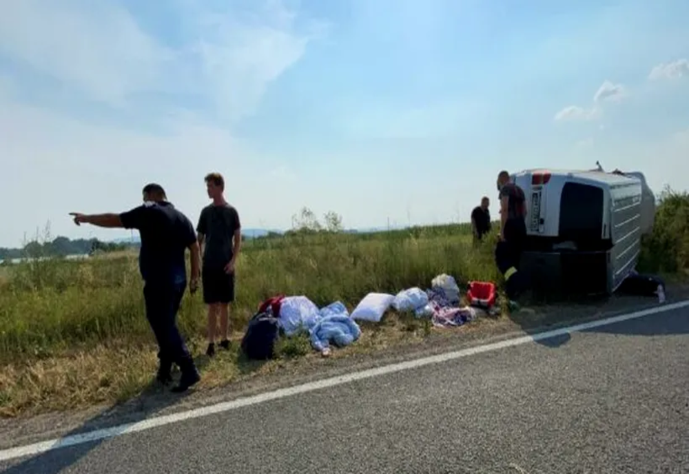 Un microbuz cu 9 persoane, 5 adulți și 4 copii, s-a răsturnat pe un drum din Caraș-Severin. Care este bilanțul accidentului