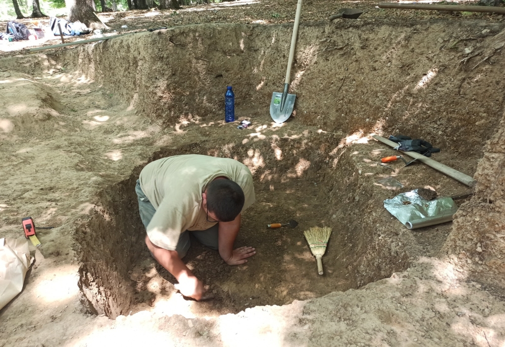 Resturi umane vechi de 2500 de ani descoperite într-o pădure din Neamț- FOTO