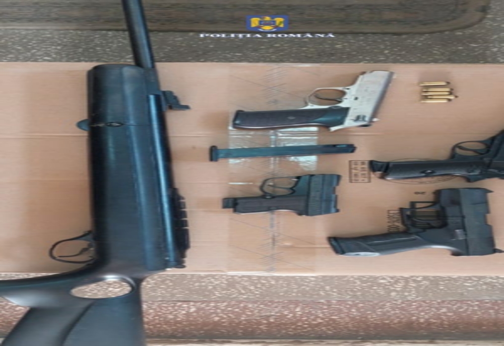 Giurgiu. 4 pistoale de autoapărare şi o armă de tir sportiv, confiscate de poliţişti