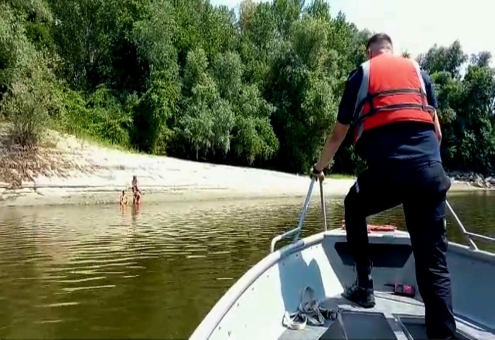 Tânăr de 16 ani, rămas blocat pe insula Mocanu, după ce a traversat înot Dunărea. Acesta s-a accidentat la o mână
