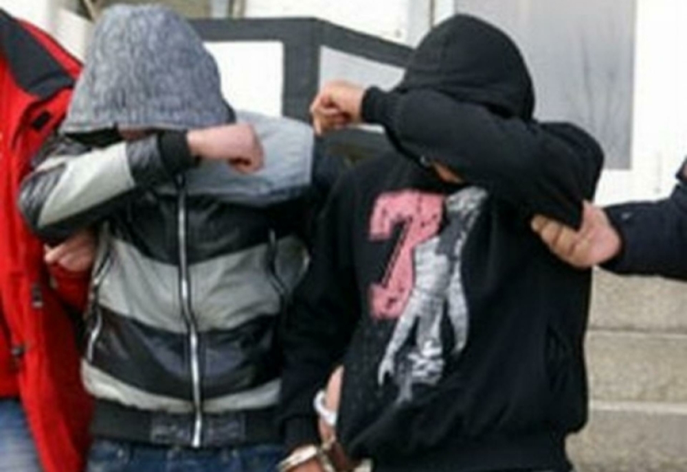 Trei tineri, inclusiv un minor, reținuți pentru furt în urma perchezițiilor din Ploiești, Brăila și Călărași