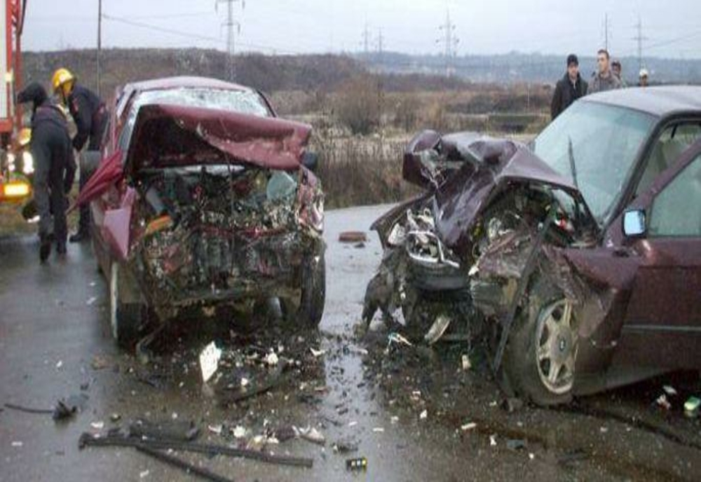 Accident cu trei mașini implicate, la Păulești. Trei persoane au ajuns la spital