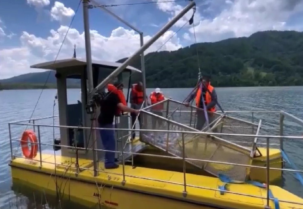 Ambarcațiune achiziționată de Apele Române pentru a curăța apele din Lacul Siriu