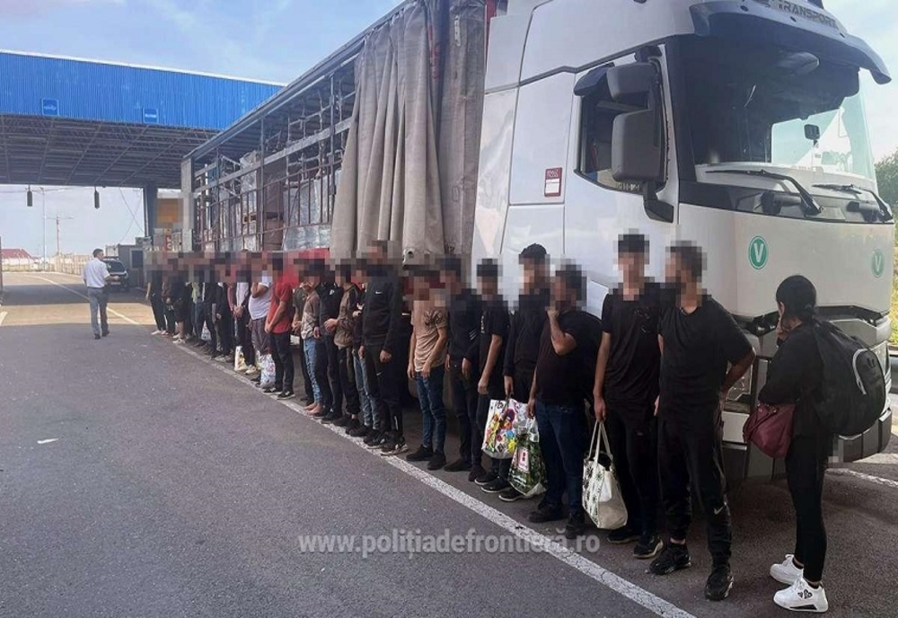 Arad: 35 de migranţi, ascunşi într-un TIR încărcat cu mobilă, încercau să ajungă ilegal în Spaţiul Schengen