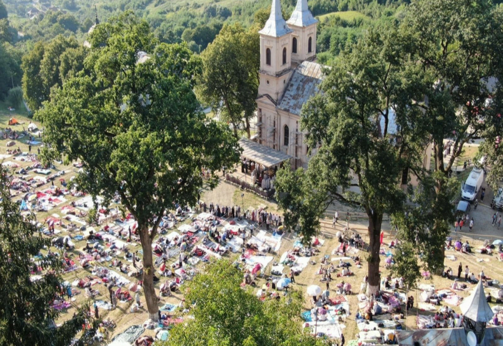 Mii de oameni au ajuns deja la pelerinajul de la Mănăstirea Nicula pentru a sărbători praznicul de Sfânta Maria