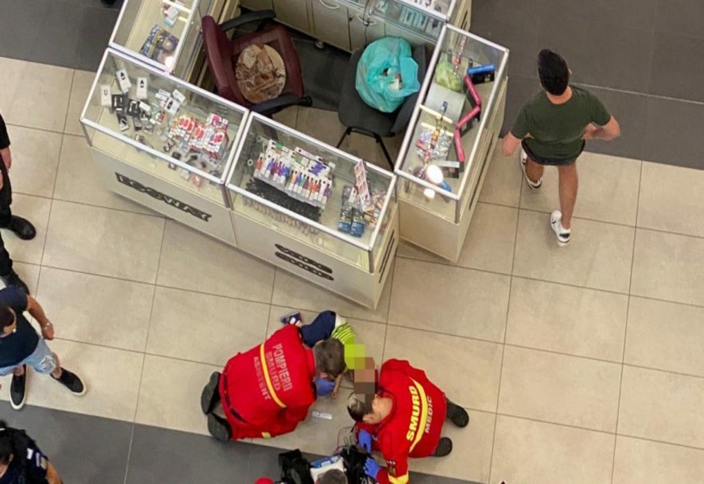 Poliţiştii au dispus expertizarea balustradei din mall pe lângă care ar fi căzut un copil